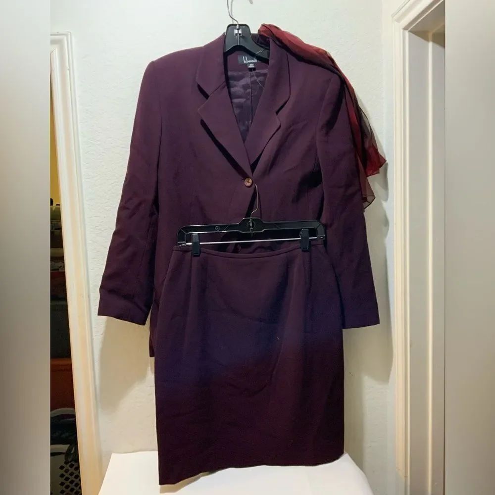 B. Bennett  2 piece  Skirt Suit. Excellent Condition. Size:8